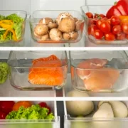 disposition-differents-aliments-organises-dans-refrigerateur